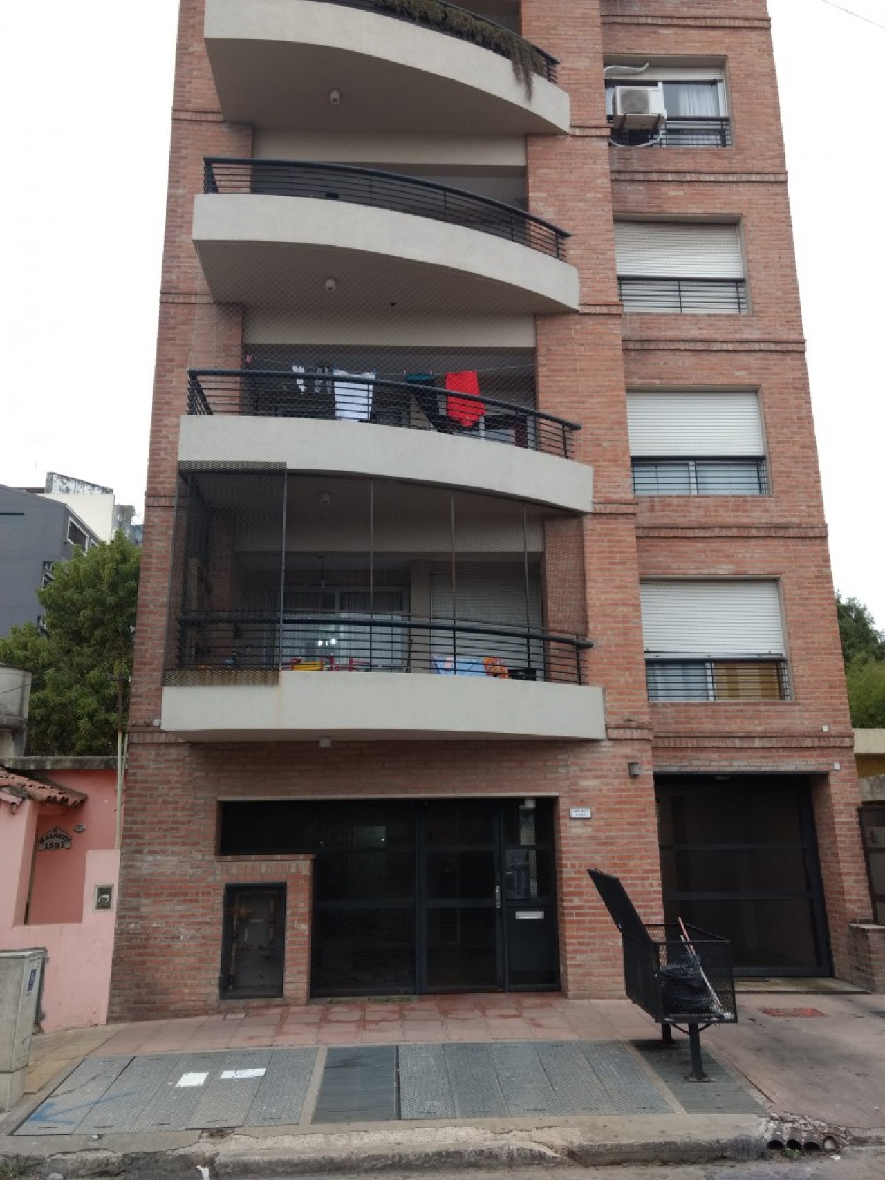 Amplio dto 3 ambientes con balcón y cochera