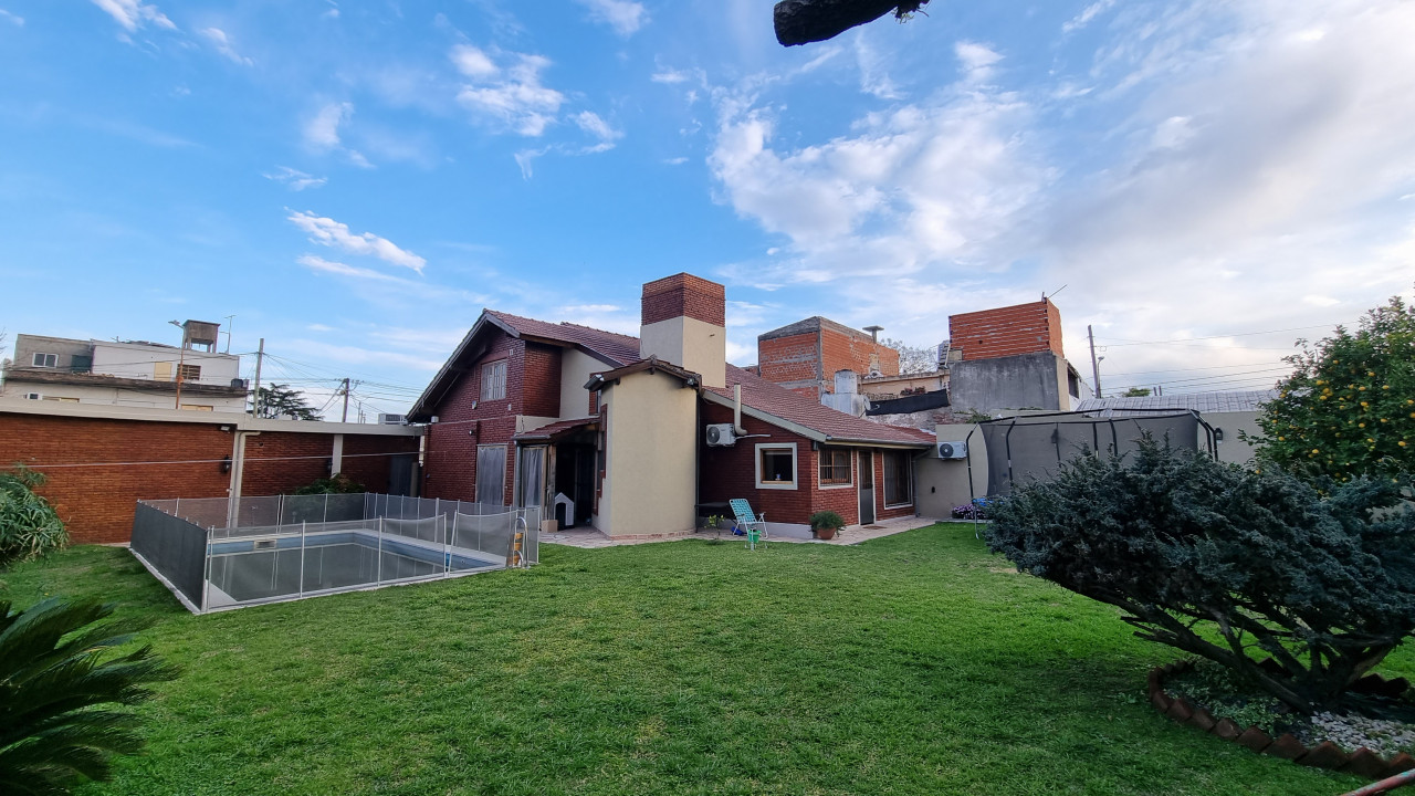 ### EXCELENTE CASA EN VENTA EN BELLA VISTA - GRAN PARQUE  de 660 mts. Y PILETA ###