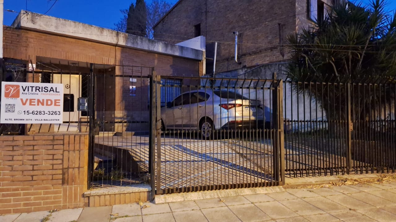Casa  3 ambientes, patio , jardin  -villa ballester