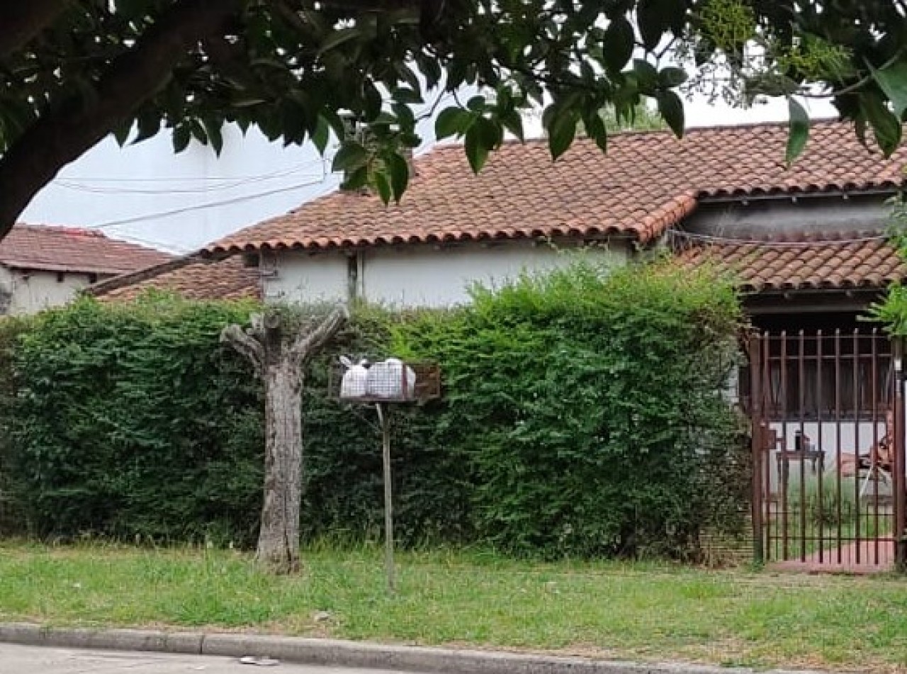 Villa Santos Tesei-Hurlingham-Casa sobre 2 lotes a refaccionar