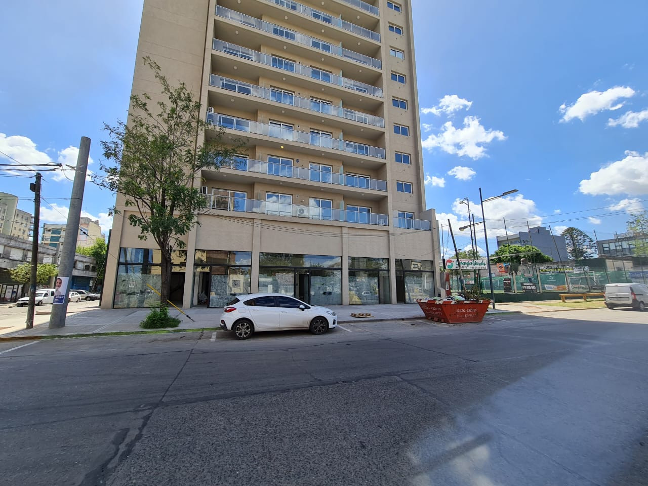 LOCAL  CENTRICO COMERCIAL A ESTRENAR, LAS HERAS  casi ESQUINA SARMIENTO