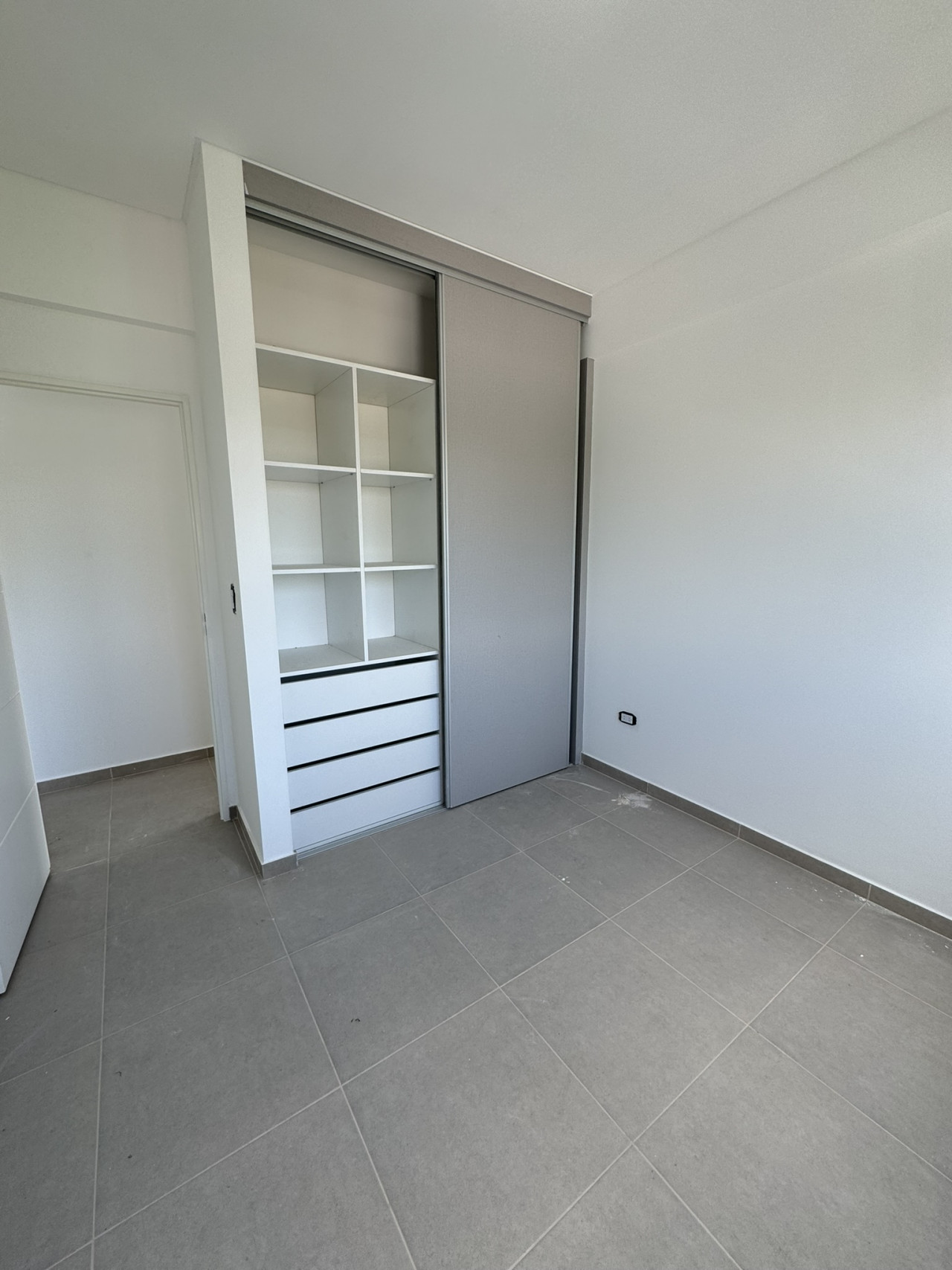 CUARTO CON PLACARD